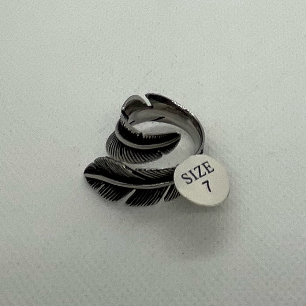 Wrapped feathers ring